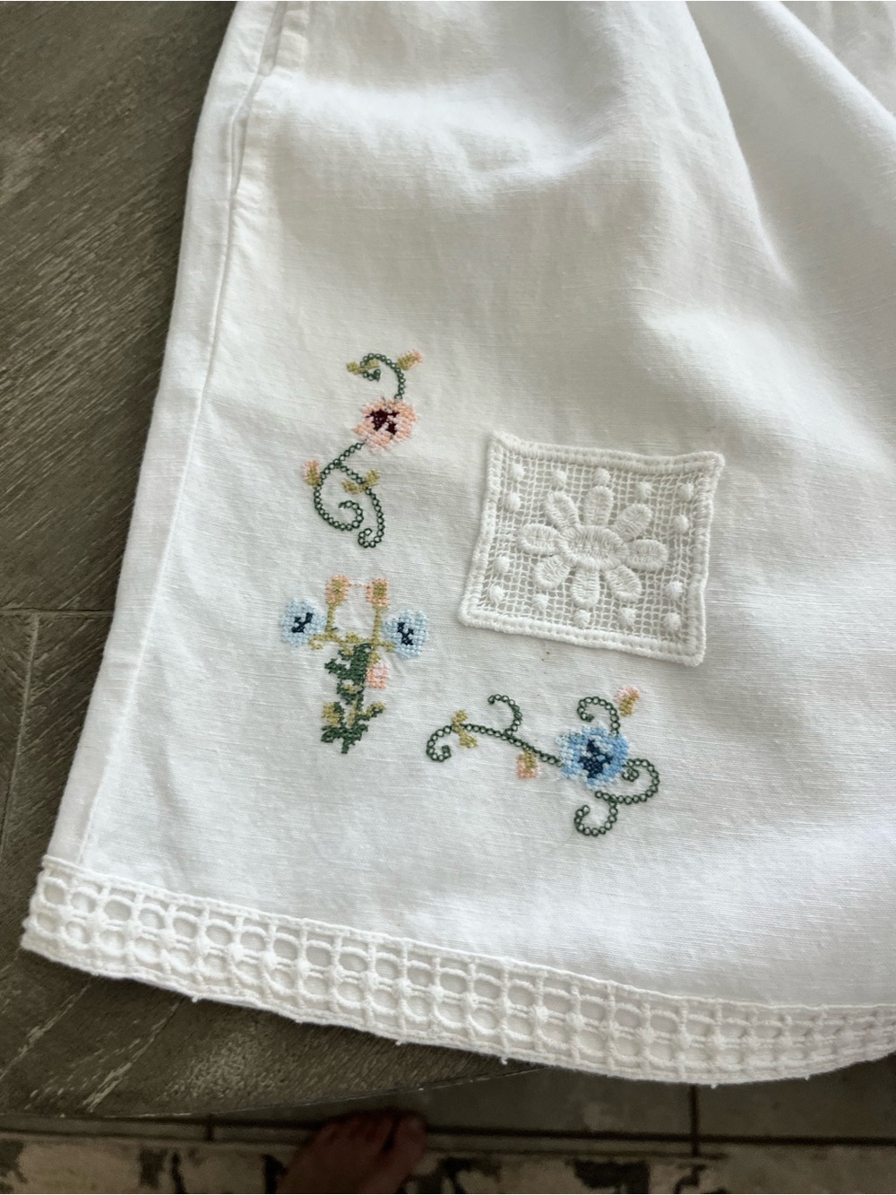 Bila Large White Embroidered Drawstring Shorts NWT - Picture 9 of 12